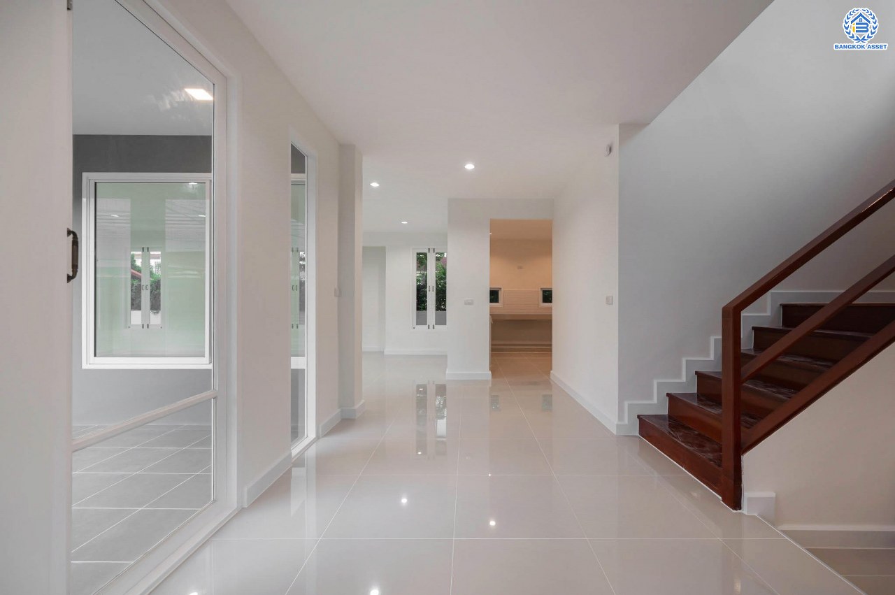 บ้านมือสองตกแต่งใหม่ โครงการ ปารวีร์ เพชรเกษม63 เนื้อที่ 82.4 ตร.ว. ฟังก์ชัน 3 ห้องนอน 4 ห้องน้ำ 1 ห้องแม่บ้าน 2 ที่จอดรถ บนพื้นที่ใช้สอย 244.52 ตร.ม. ทำเลศักยภาพ เชื่อมต่อหลายเส้นทาง ใกล้เดอะมอลล์บางแค จุดขึ้นทางด่วน "พระราม2" และรถไฟฟ้าสายสีน้ำเงิน "สถานีหลักสอง"